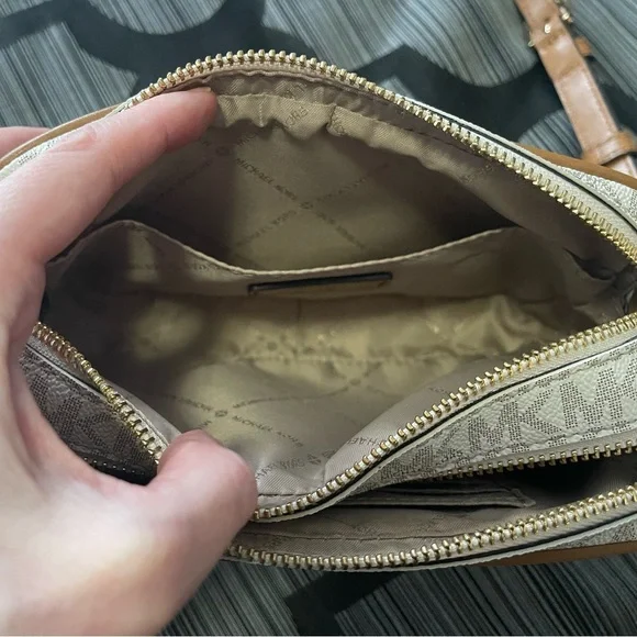 Michael Kors ‘Connie’ Crossbody Camera Bag - Picture 3 of 16